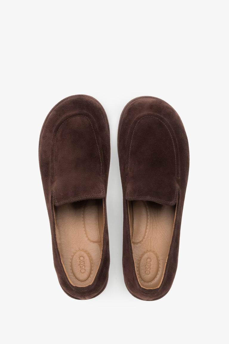 Top view of a pair of shoes showcasing a widened anatomical toe area, classic stitching on the toe cap, and a light leather insole.