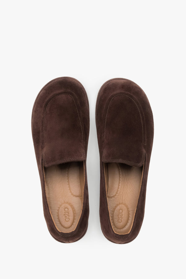 Top view of a pair of shoes showcasing a widened anatomical toe area, classic stitching on the toe cap, and a light leather insole.