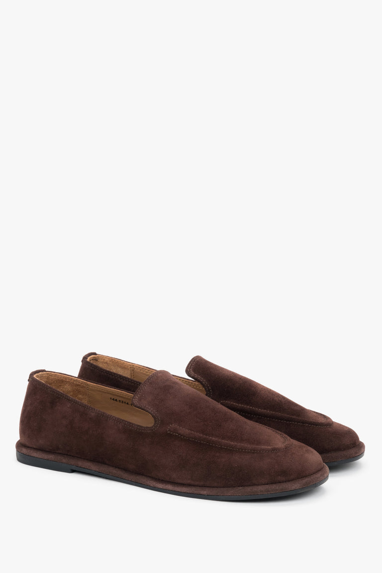 Dark brown women’s Estro suede loafers showcasing a flat sole construction and the characteristic soft texture of natural velour.