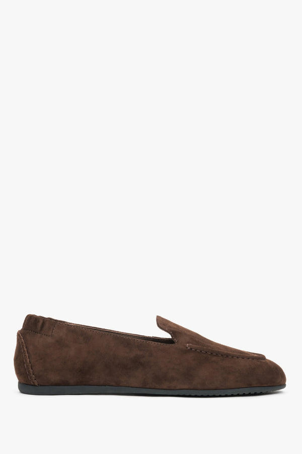 Estro women's dark brown barefoot-style moccasins made of soft natural velour.