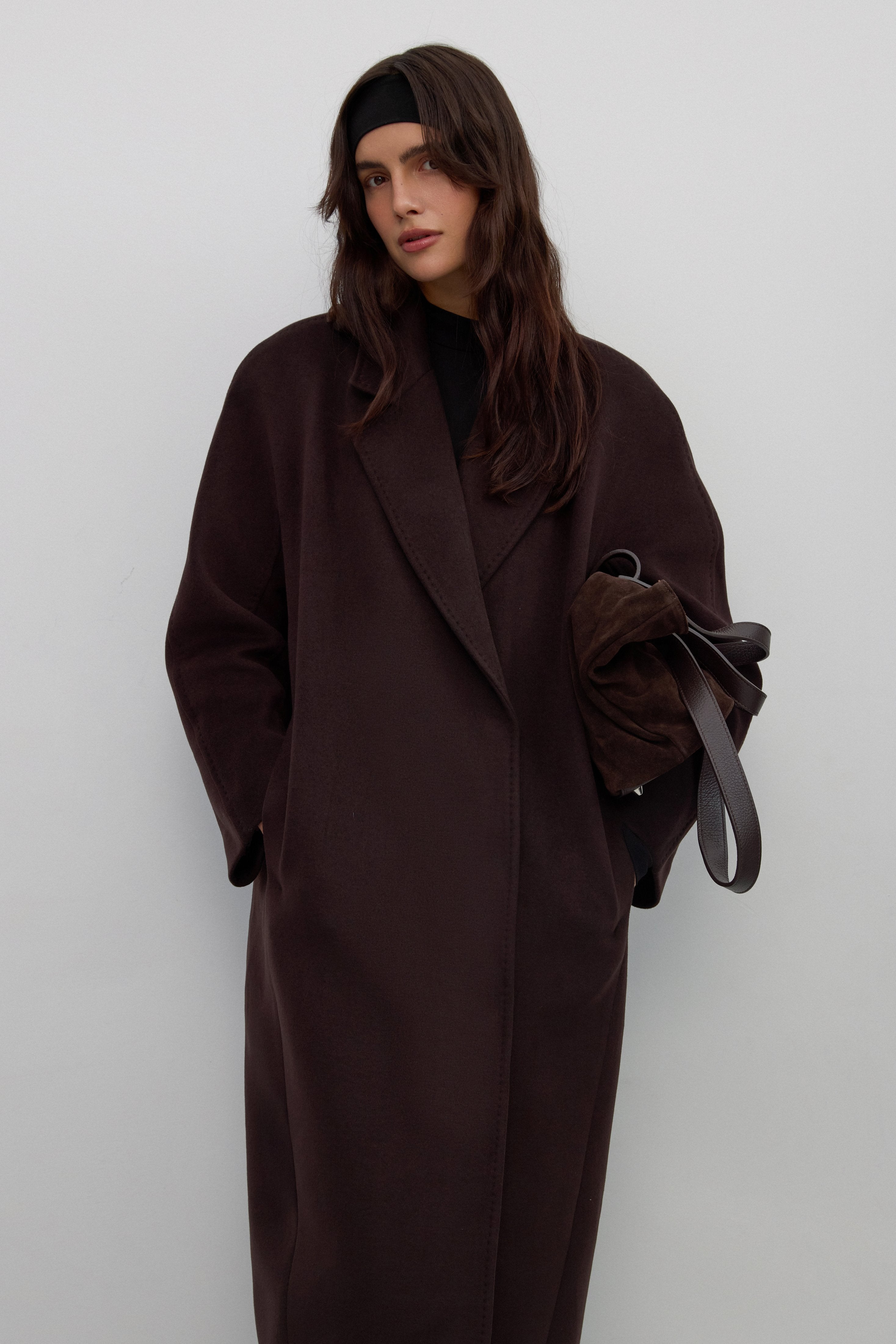 Estro bucket coat in dark brown, featuring wide lapels and a tie-waist design.