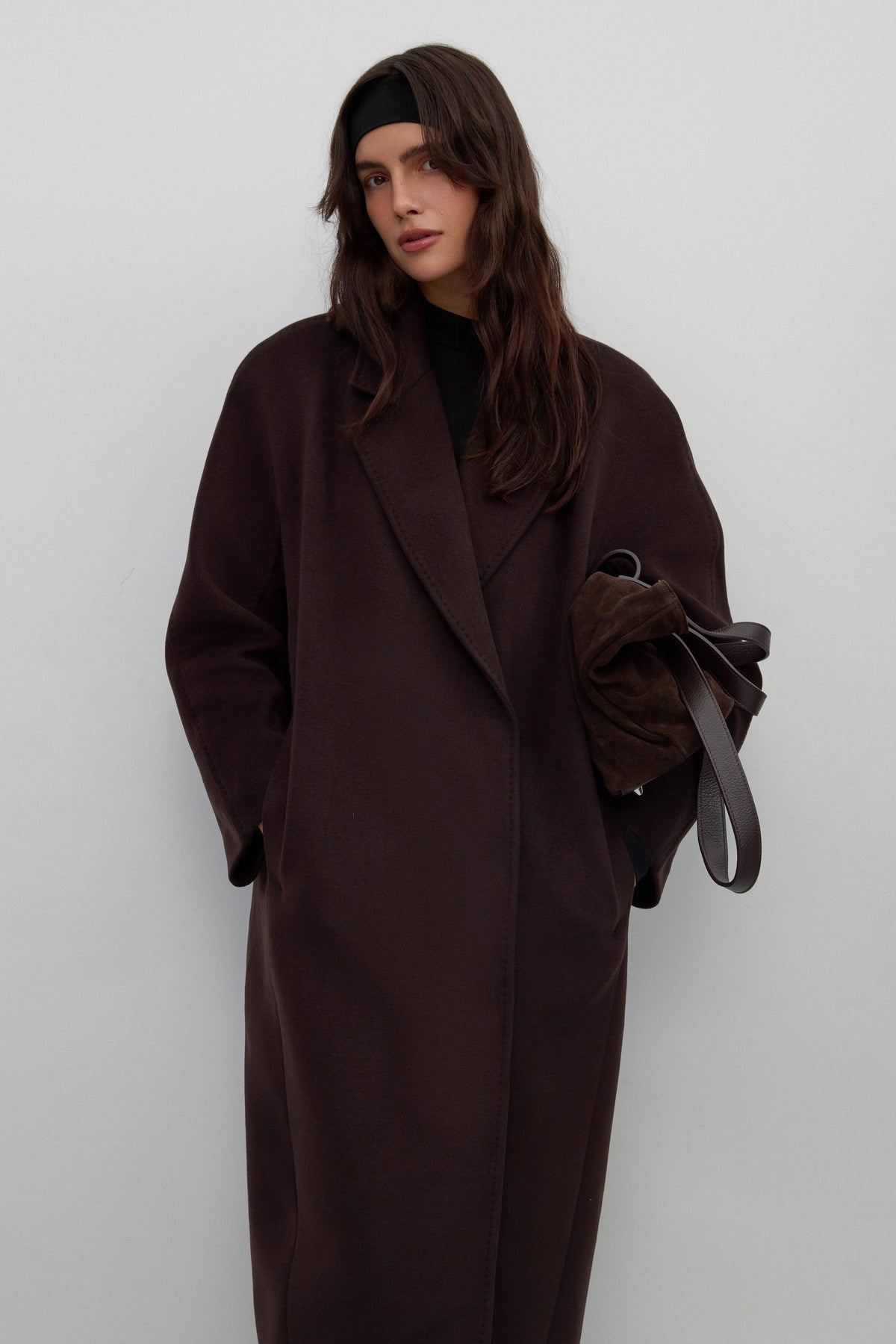 Estro bucket coat in dark brown, featuring wide lapels and a tie-waist design.