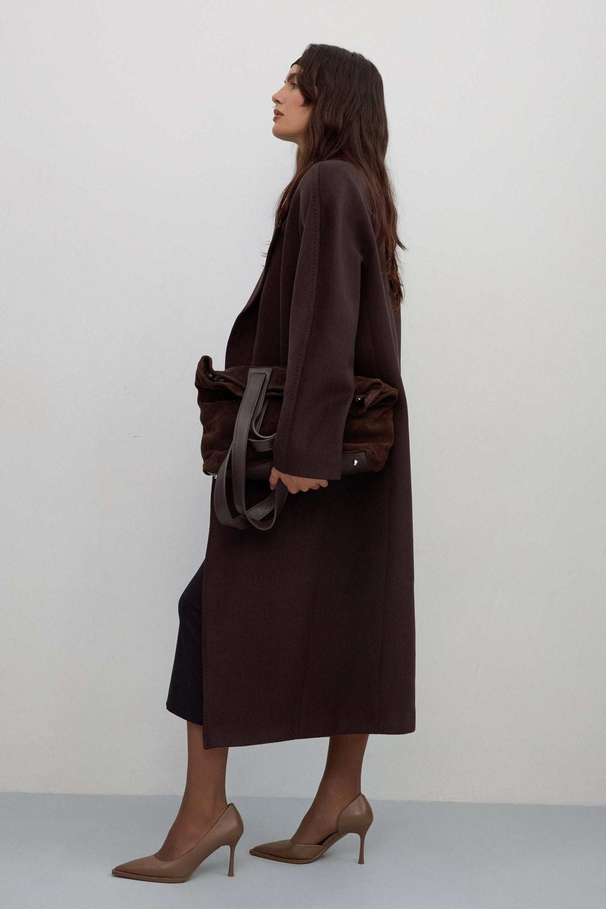With wide lapels, this dark brown bucket coat from Estro features a tie-waist finish.