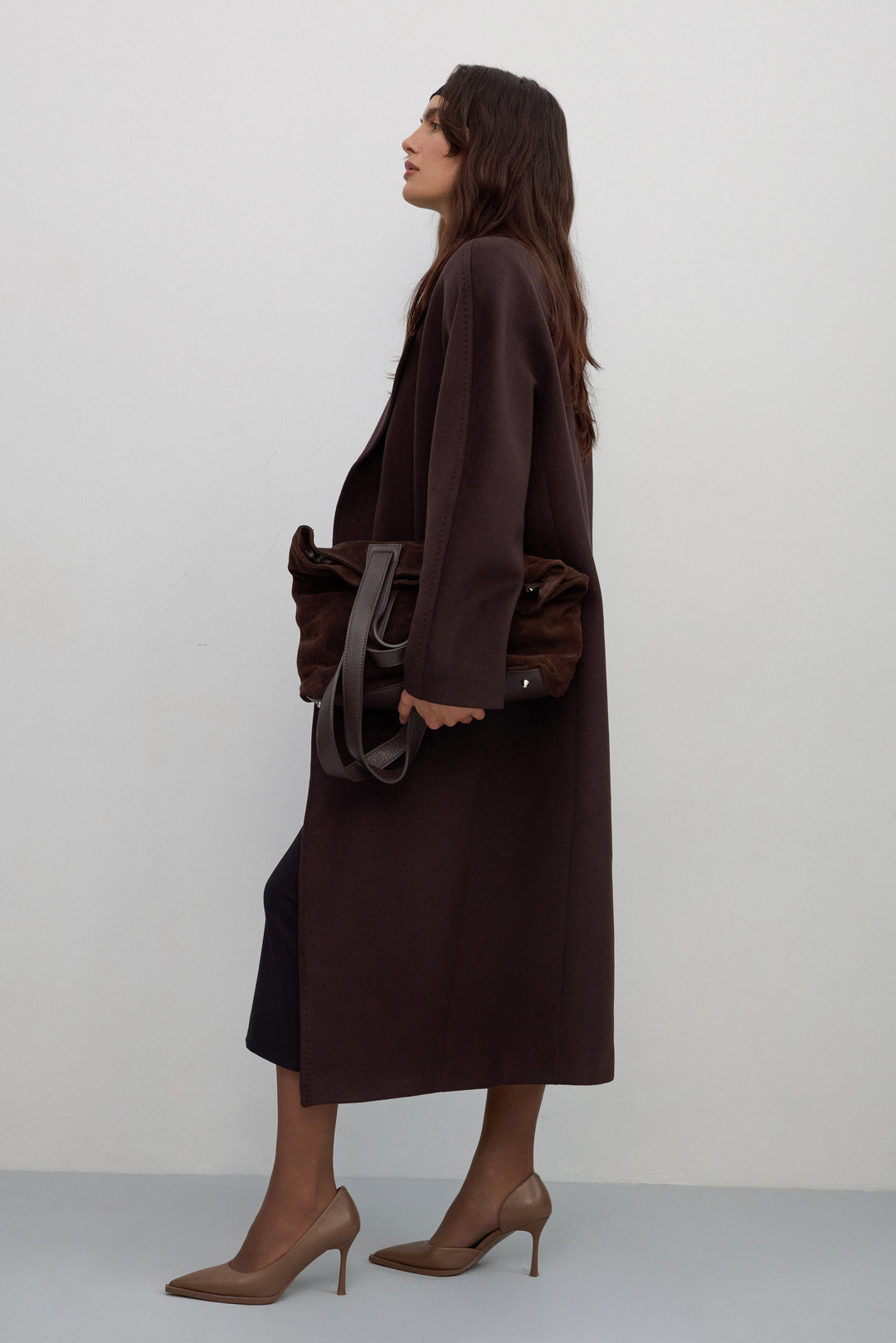 With wide lapels, this dark brown bucket coat from Estro features a tie-waist finish.