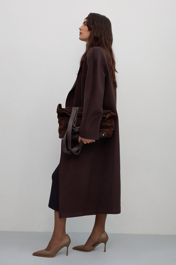 With wide lapels, this dark brown bucket coat from Estro features a tie-waist finish.