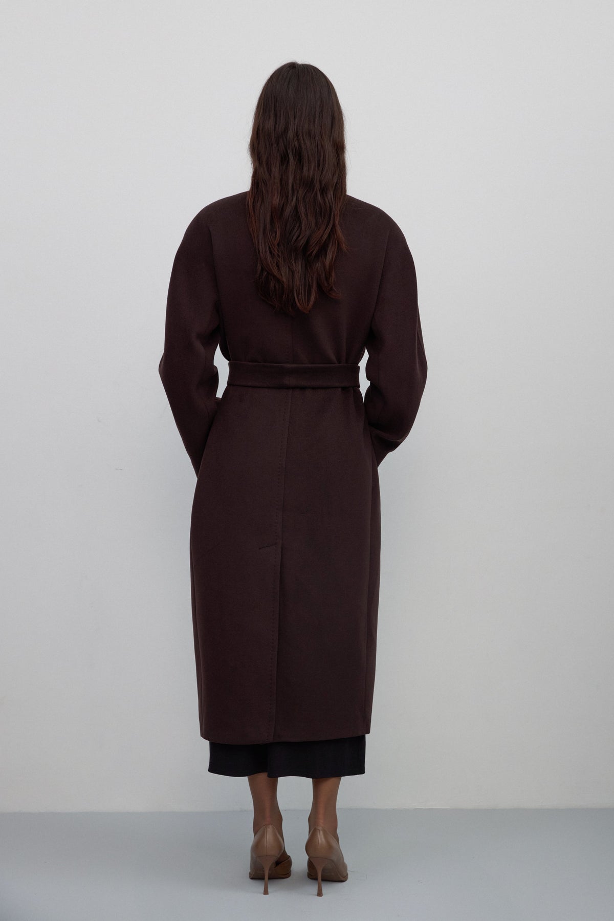 Dark brown bucket coat with wide lapels and a tie waist, Estro – back view.