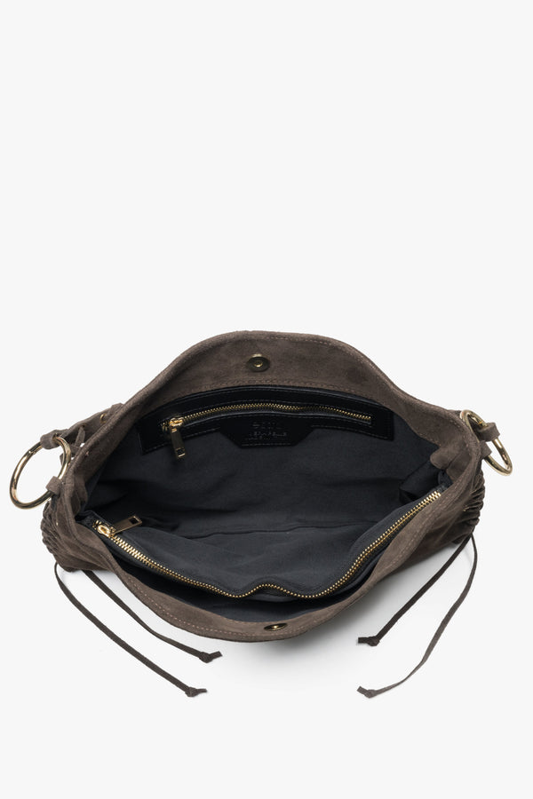 The interior of the bag reveals three roomy compartments and a practical pocket, perfect for keeping essentials neatly organized.