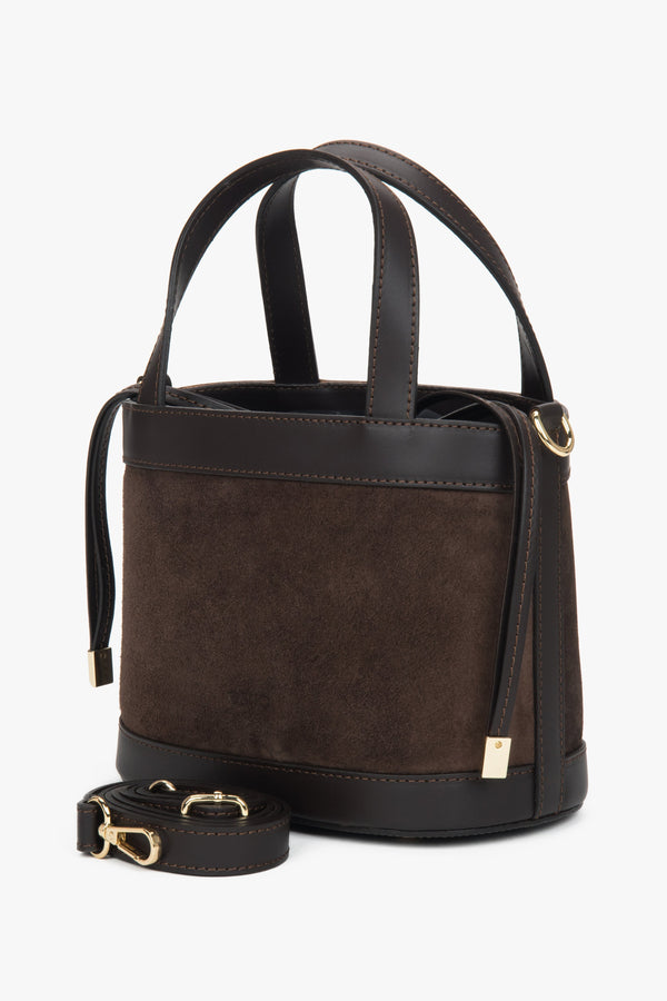 Women’s dark brown box-shaped handbag made of Italian velour and leather by Estro.