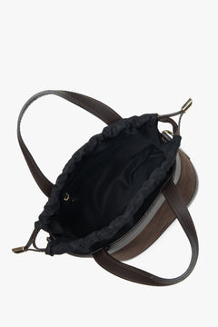 Made of Italian velour and leather, this dark brown box-shaped women’s handbag by Estro offers a refined look.