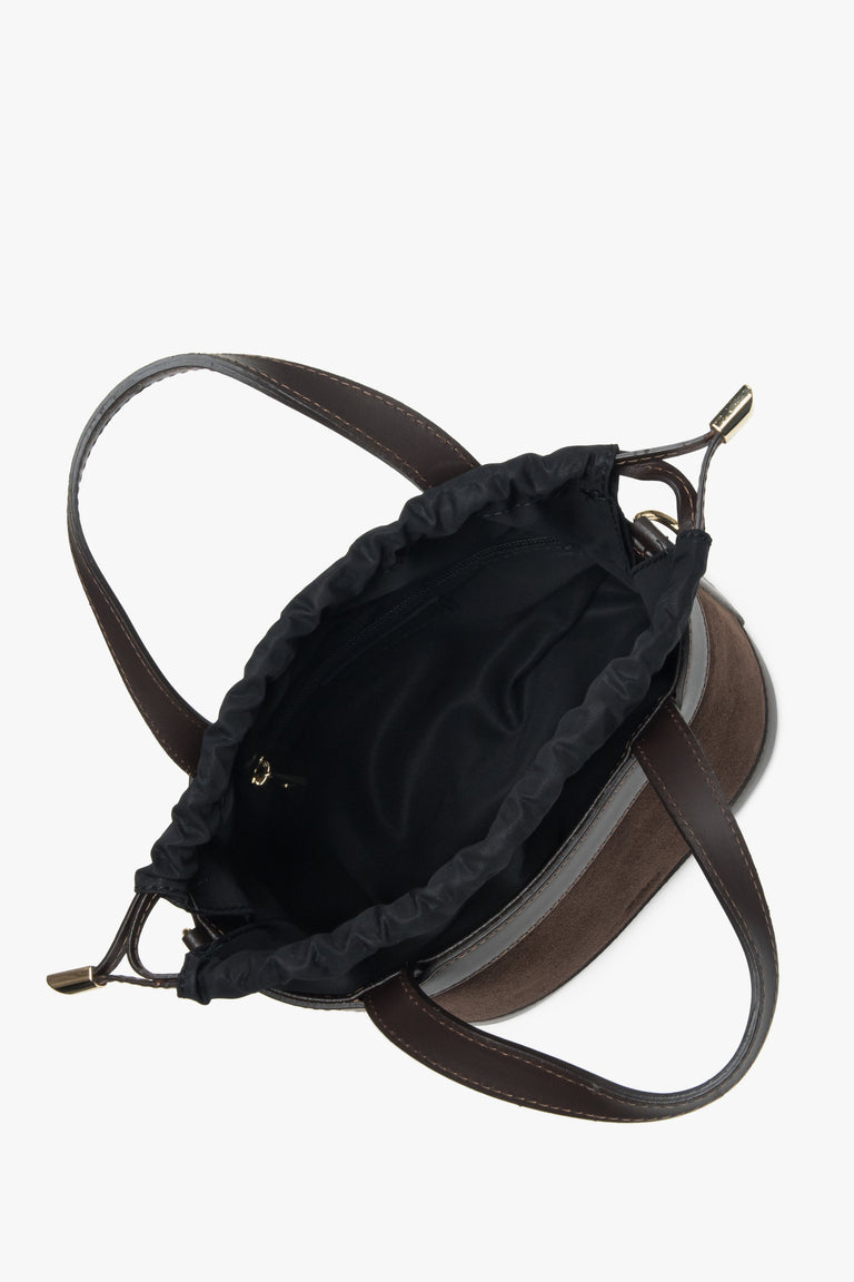 Made of Italian velour and leather, this dark brown box-shaped women’s handbag by Estro offers a refined look.