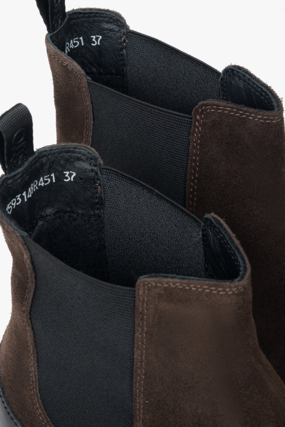 Elevated Chelsea boots made of premium velour by Estro.