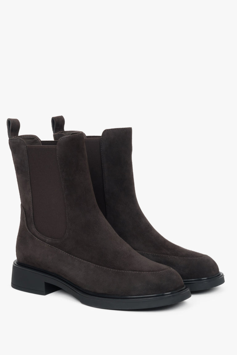 Women’s dark brown Chelsea boots with an elastic insert made of genuine velour.