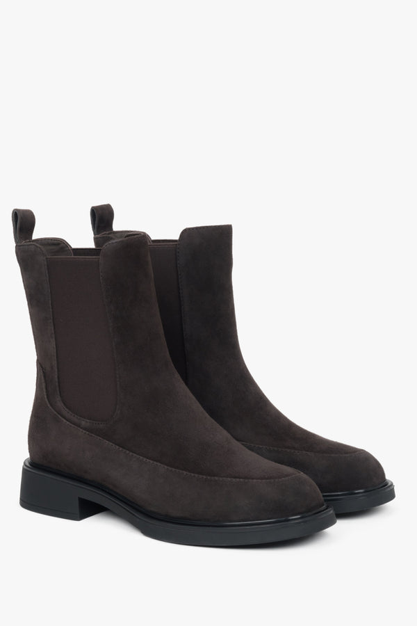 Women’s dark brown Chelsea boots with an elastic insert made of genuine velour.