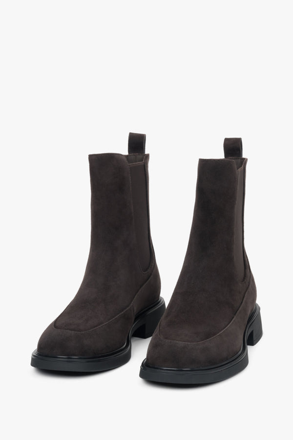 Women’s Estro Chelsea boots, dark brown, with an elastic insert, made of genuine velour.