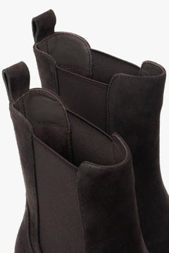With an elastic insert, dark brown women’s Chelsea boots made of genuine velour by Estro.