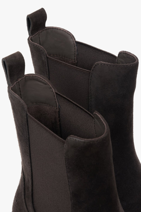 With an elastic insert, dark brown women’s Chelsea boots made of genuine velour by Estro.