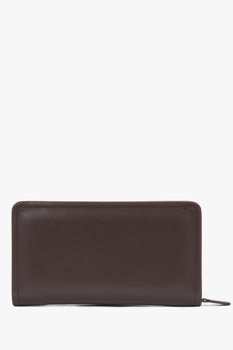 Elegant Estro continental women’s wallet in dark brown presented from the front, highlighting its sleek design and zip-around closure.