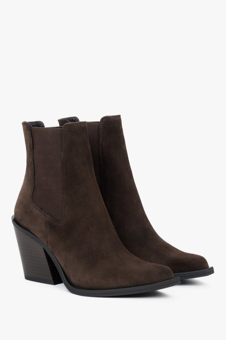 Women’s dark brown cowboy boots Estro made of premium Italian genuine velour combine a classic western silhouette with an elegant, modern finish.