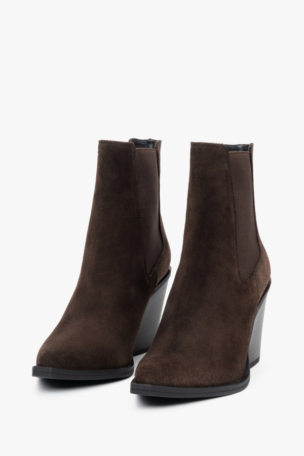 The soft velour upper and premium Italian leather lining provide comfort, breathability, and a refined look suitable for everyday wear.