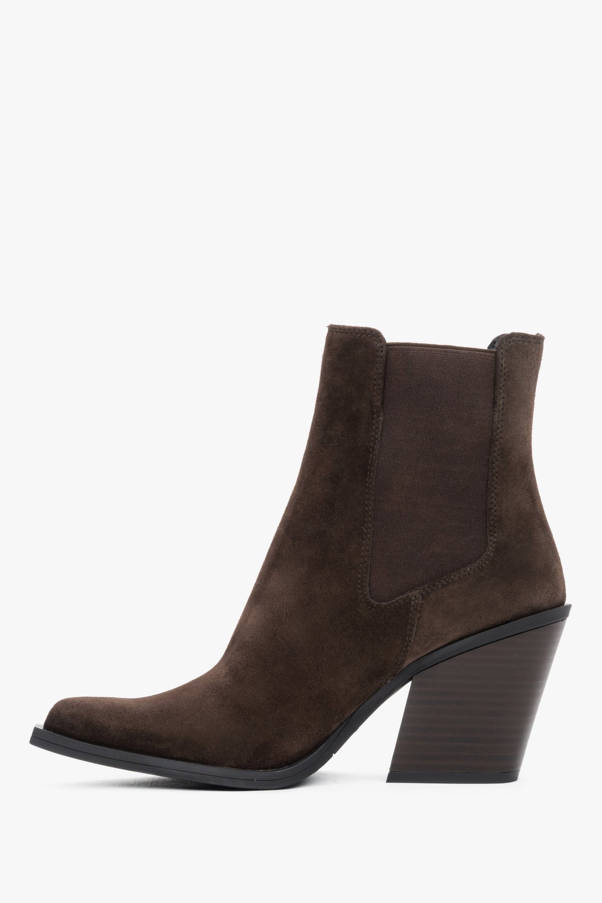 A stable 8.5 cm square heel adds height while maintaining balance and comfort when walking.