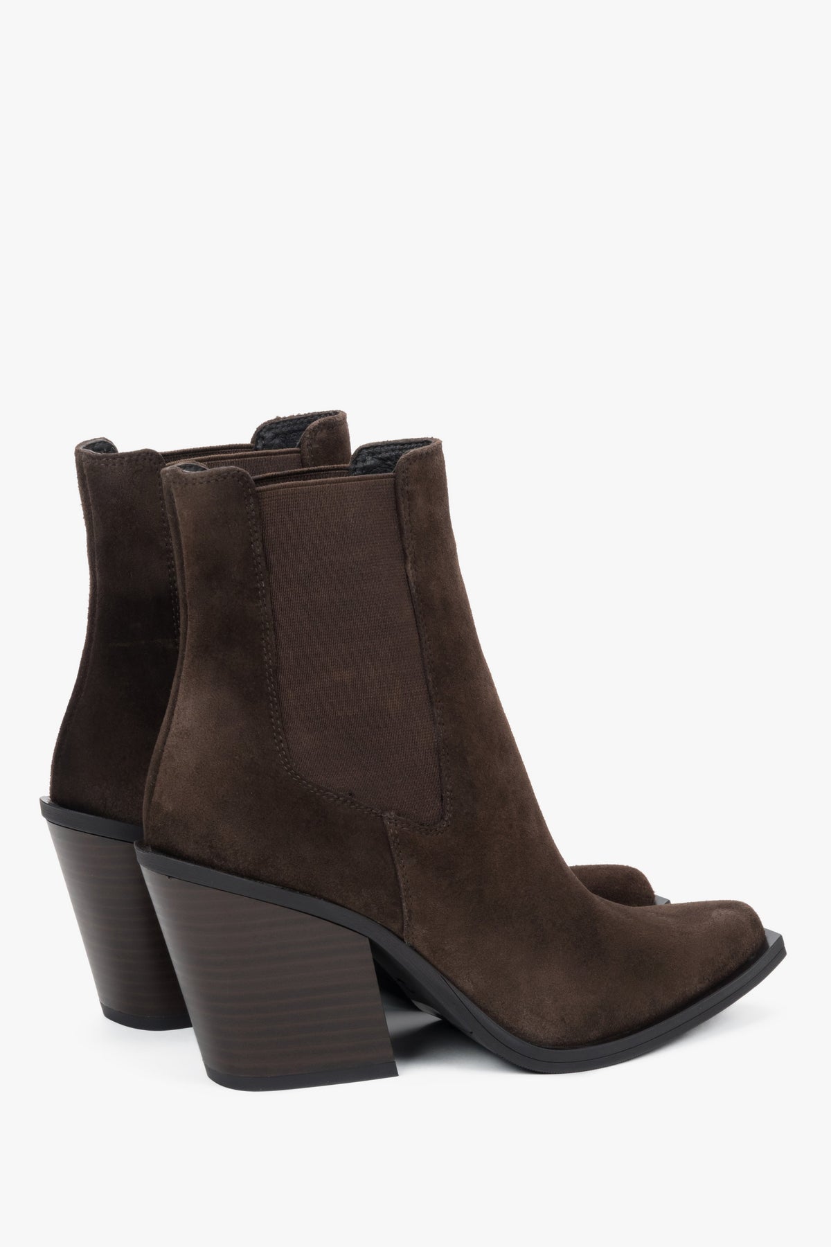 Elastic side panels and a convenient slip-on design make the boots easy to put on while ensuring a comfortable and secure fit.