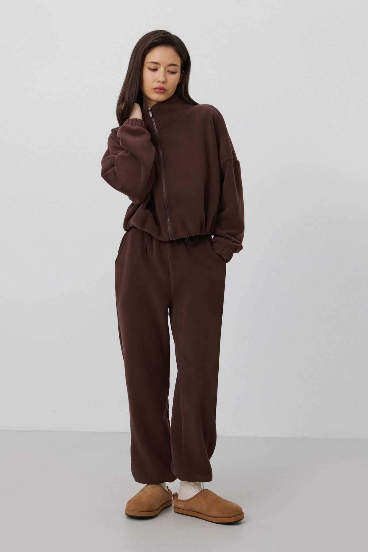 Women's dark brown fleece tracksuit Estro - front full-length view showing the relaxed fit and rich tone.