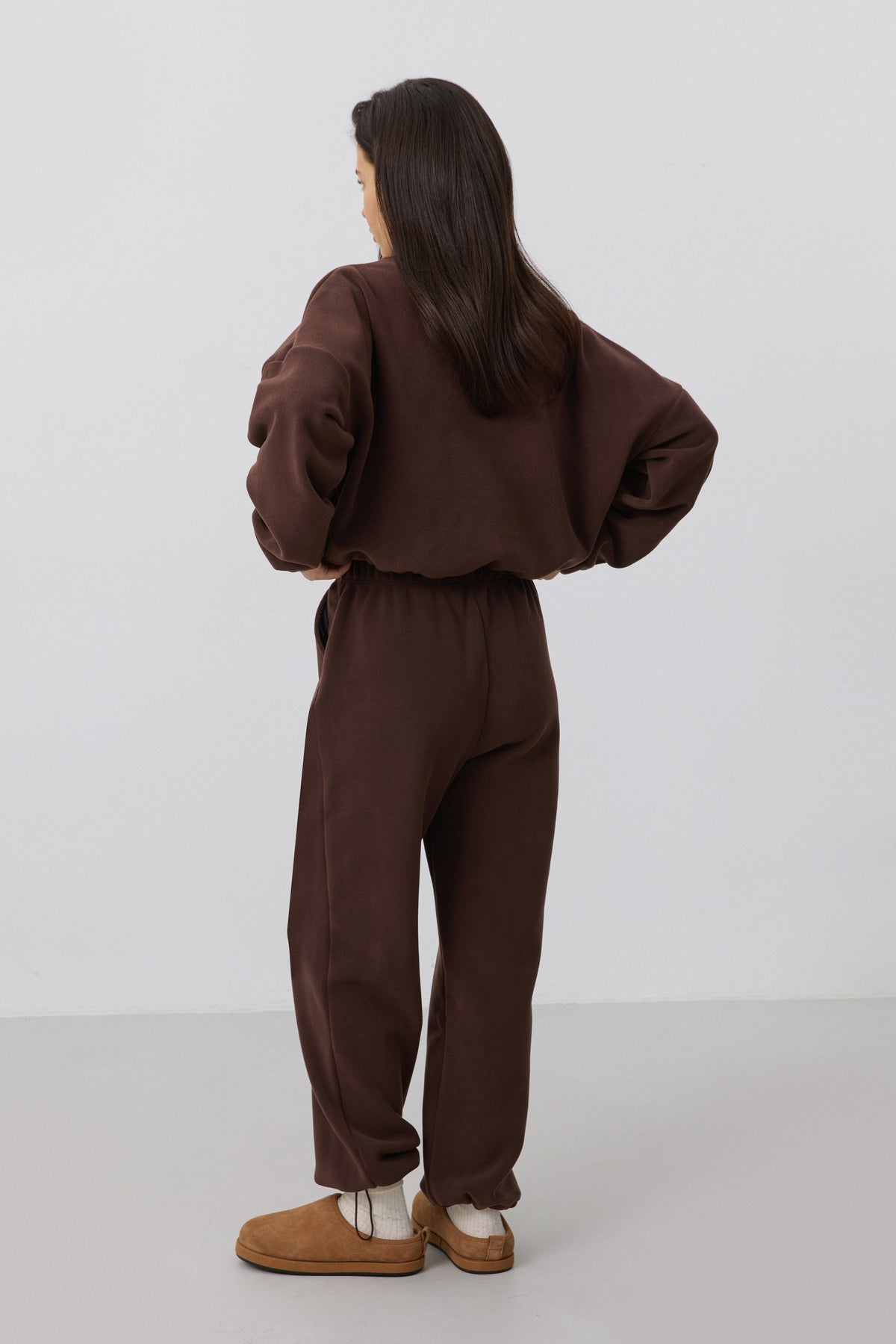 Dark brown fleece lounge set featuring hoodie and matching sweatpants, Estro.