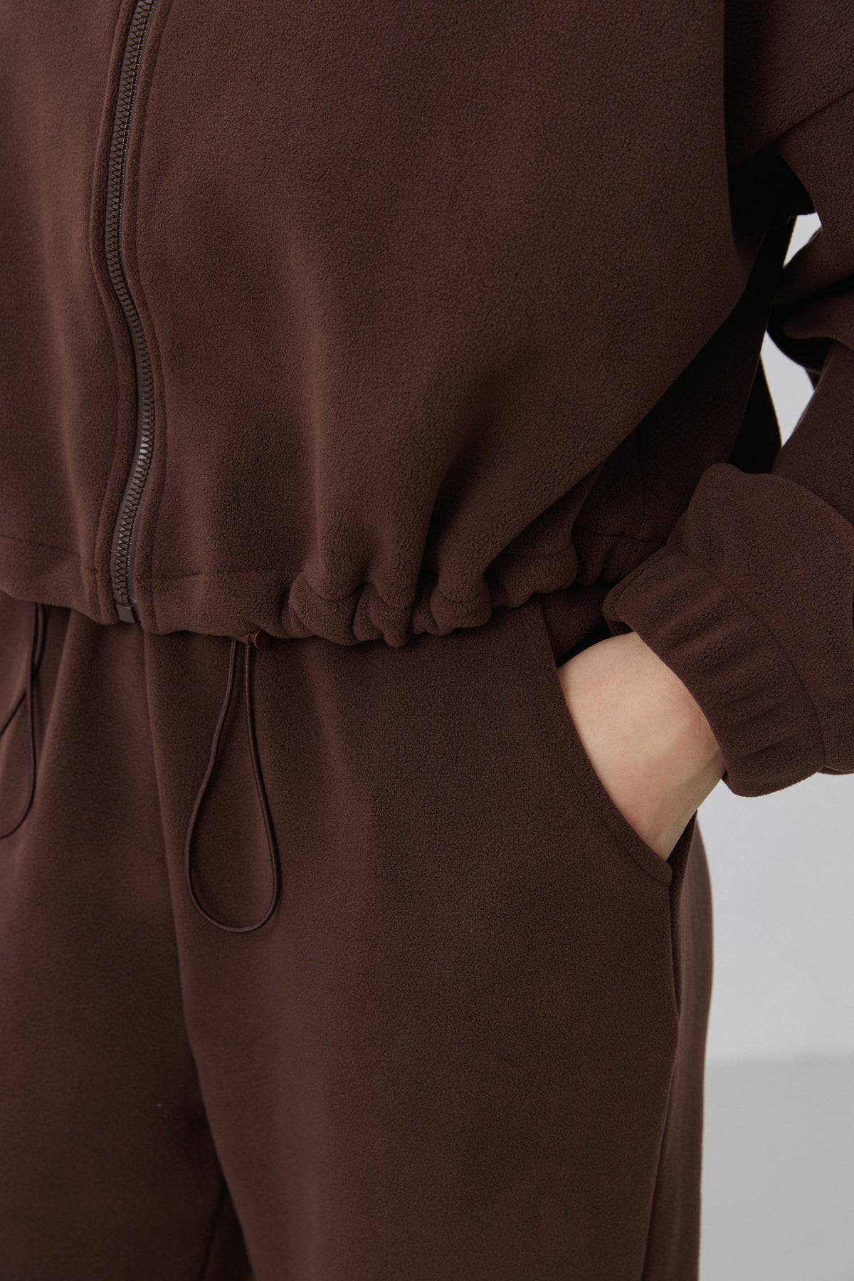 Women's dark brown fleece tracksuit set Estro - close-up view highlighting the soft fleece texture and detailed finish.