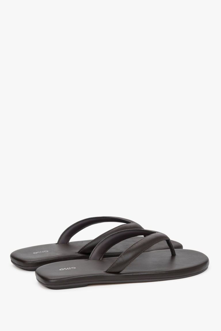 Women’s dark brown flip-flops by Estro made from soft genuine leather – heel view.