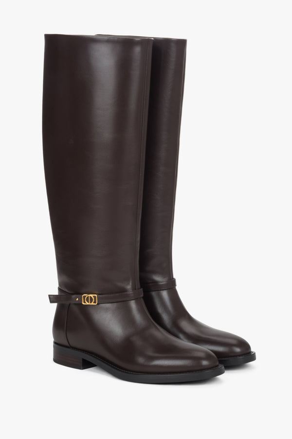Estro women's boots – high, dark brown, made of genuine leather, featuring a gold buckle.