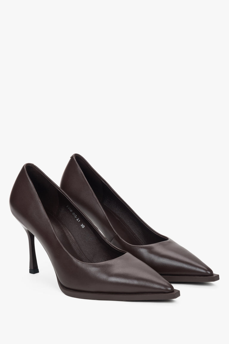 Classic dark brown pumps by Estro.