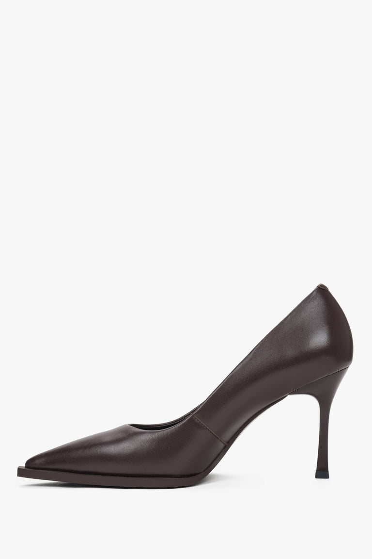 Women's pumps by Estro, made of smooth genuine leather in a deep brown color.