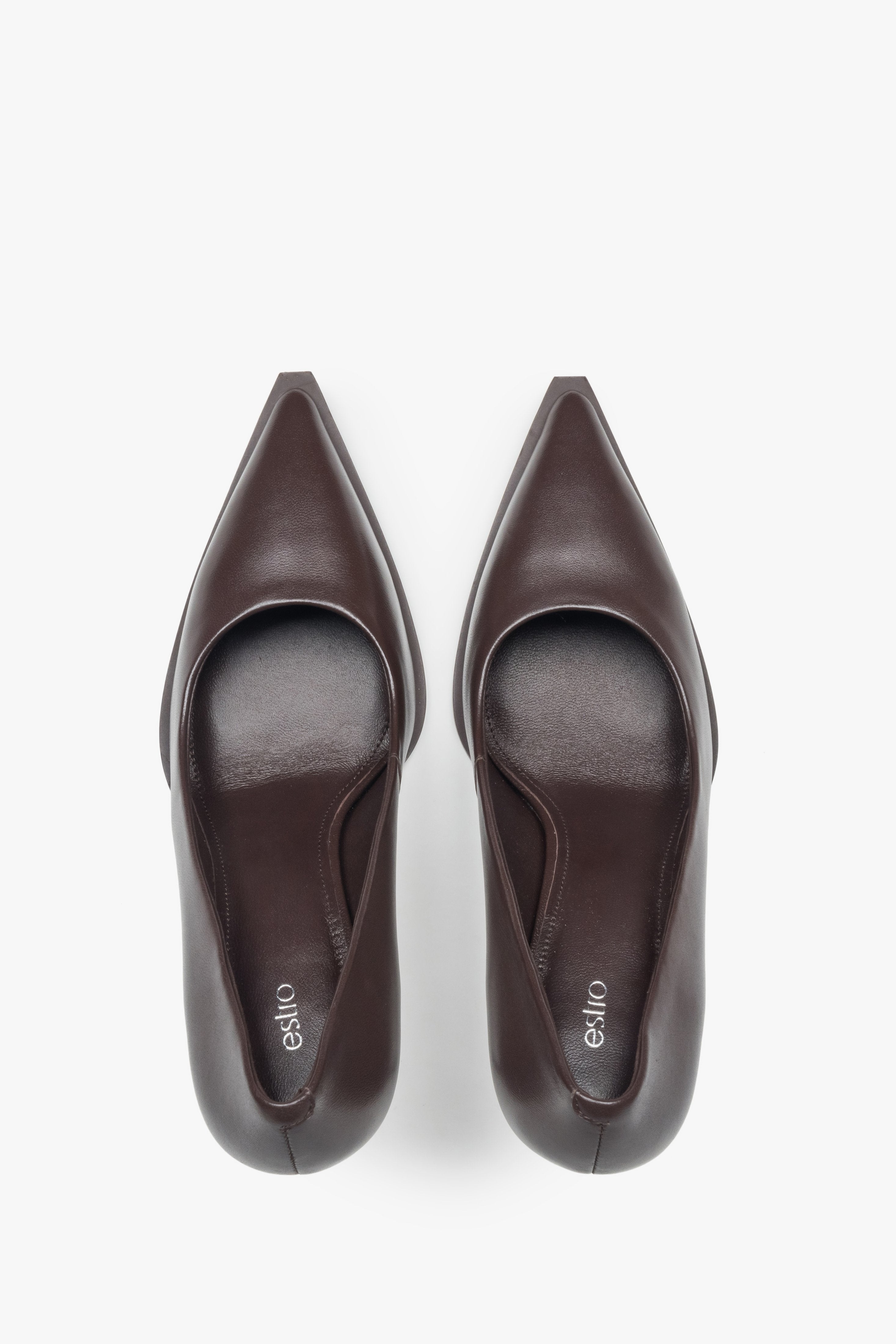 Classic women's pumps by Estro with a pointed toe, made entirely of genuine leather in an elegant dark brown color.