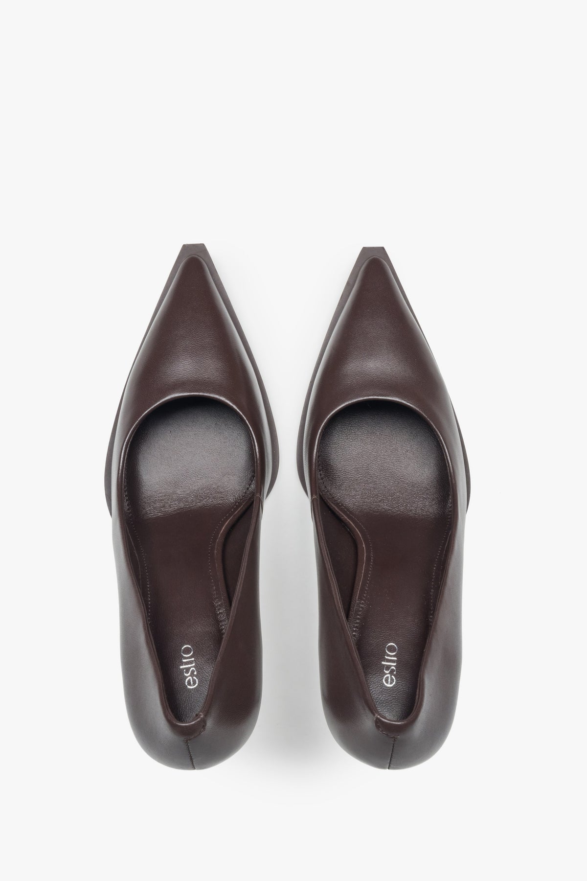 Classic women's pumps by Estro with a pointed toe, made entirely of genuine leather in an elegant dark brown color.