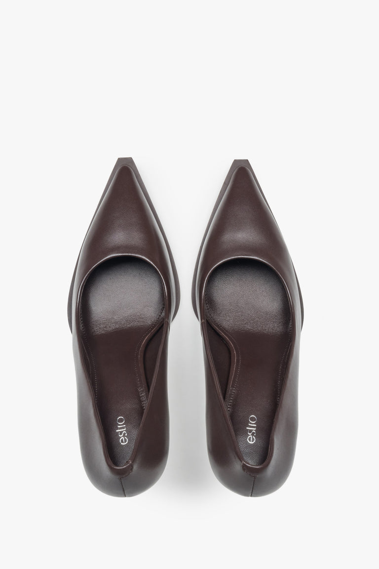 Classic women's pumps by Estro with a pointed toe, made entirely of genuine leather in an elegant dark brown color.