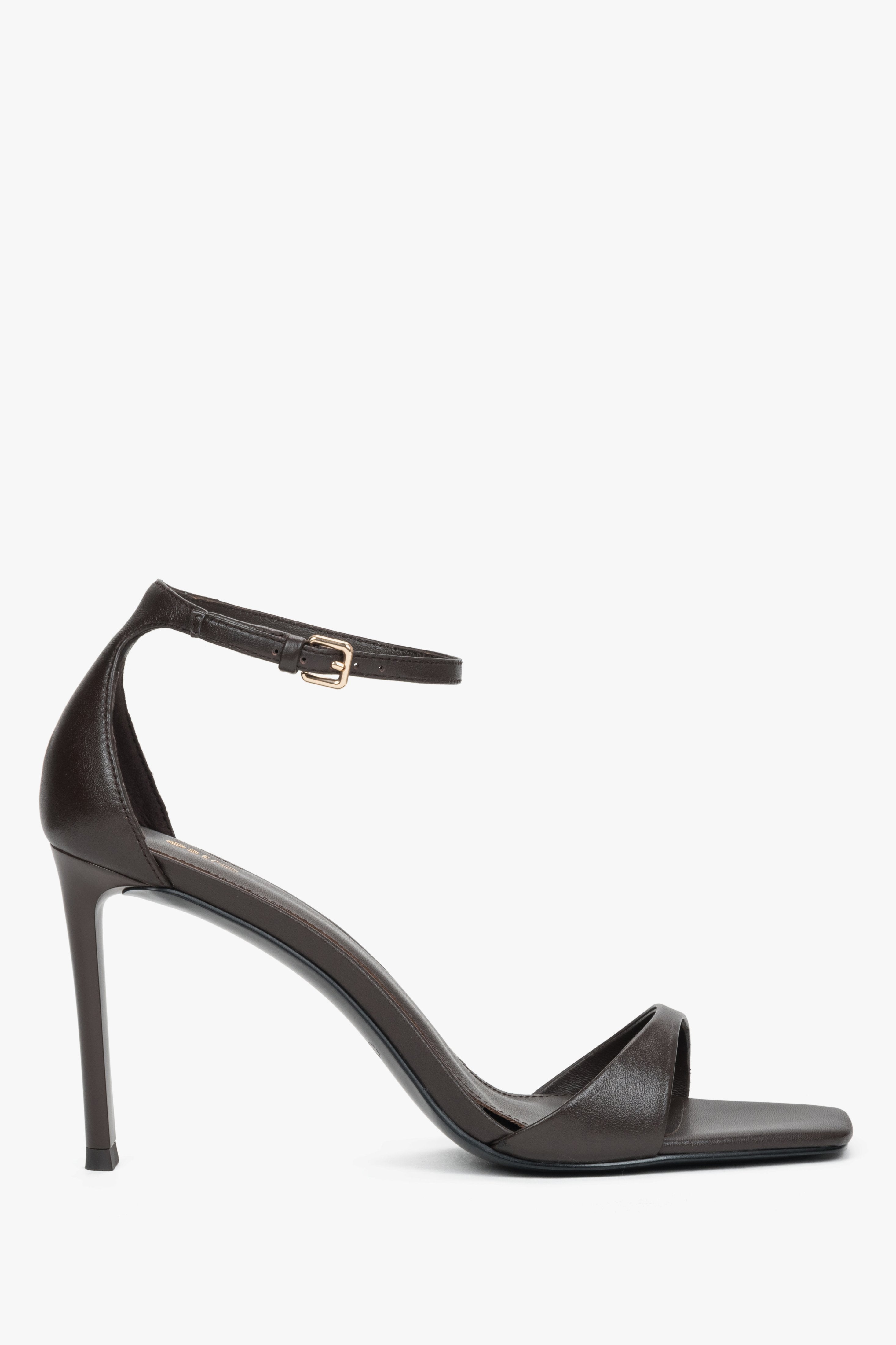 A sleek 9 cm stiletto heel and a perfectly sculpted silhouette that adds statuesque elegance to your look - dark brown heels by Estro.