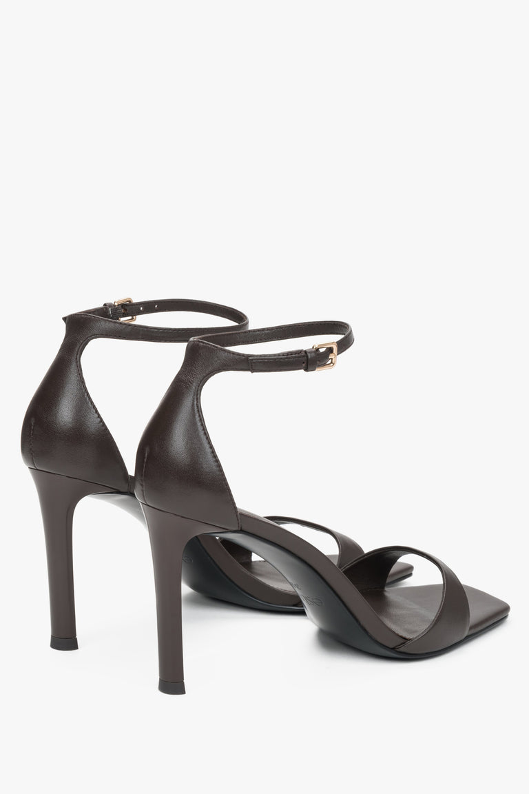 A delicate ankle strap with an elegant buckle and a closed heel counter for maximum foot stability.