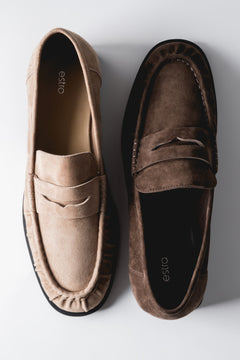 Velour loafers Estro with decorative stitching - comparison of available colors.