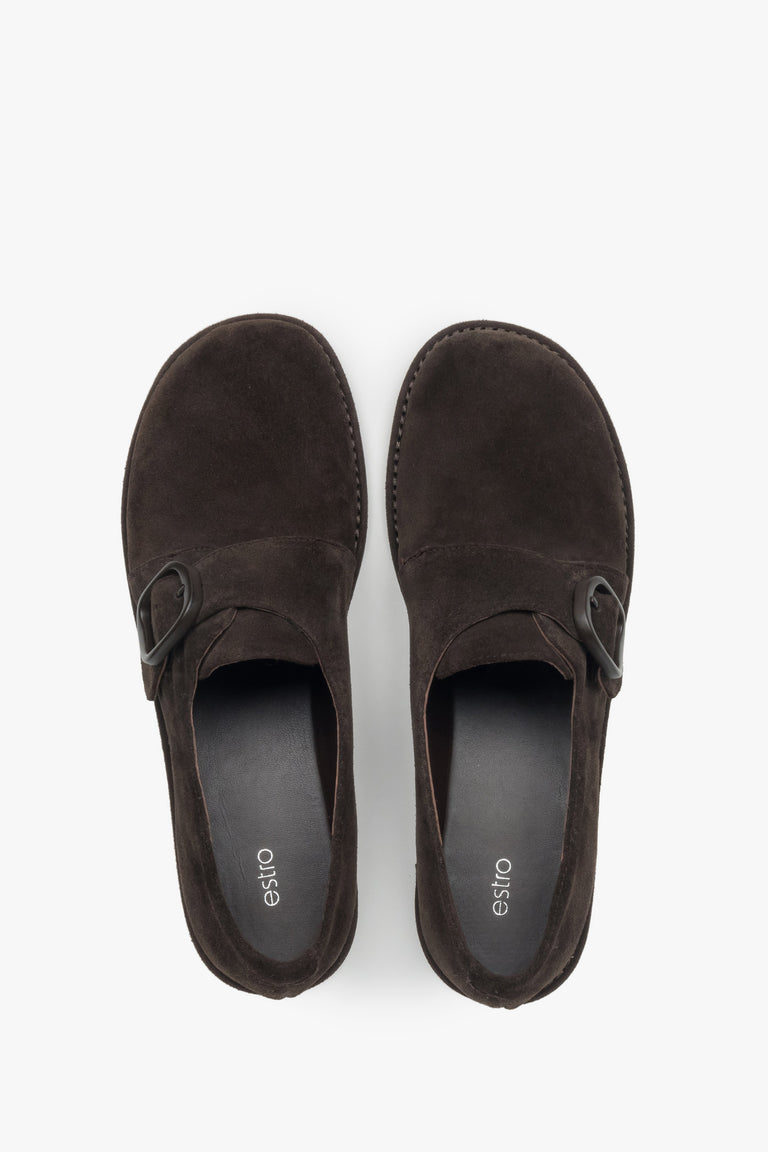 Made of genuine velour, dark brown women’s shoes with a buckle fastening Estro.