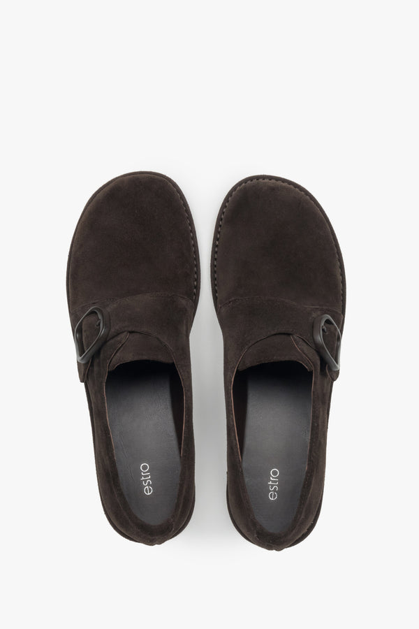 Made of genuine velour, dark brown women’s shoes with a buckle fastening Estro.