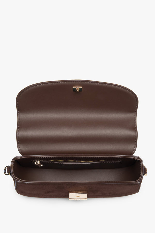 Women's dark brown shoulder bag in saddle shape made of genuine velour Estro.