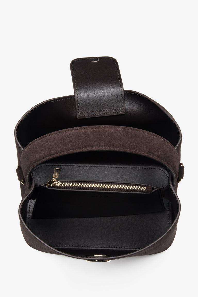 Women’s dark brown hand-held handbag made of natural velour, Estro.