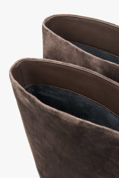 Women’s dark brown heeled boots made of genuine velour Estro.