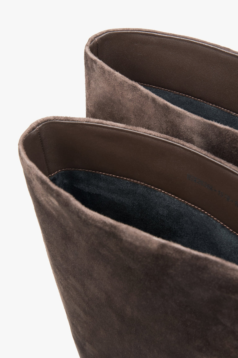 Women’s dark brown heeled boots made of genuine velour Estro.
