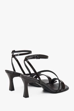 In genuine leather, dark brown women’s heeled sandals by Estro.