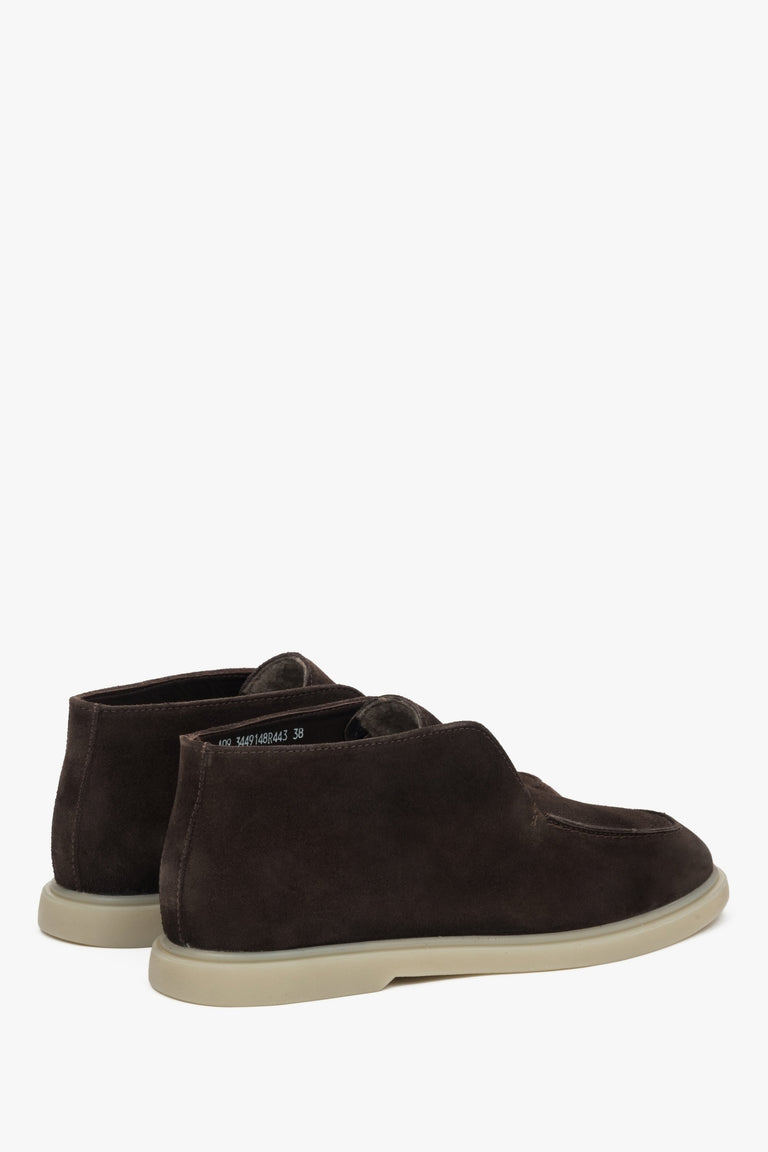 Stylish and comfortable women’s loafers by Estro in dark brown, set on a high sole and crafted from Italian suede leather.