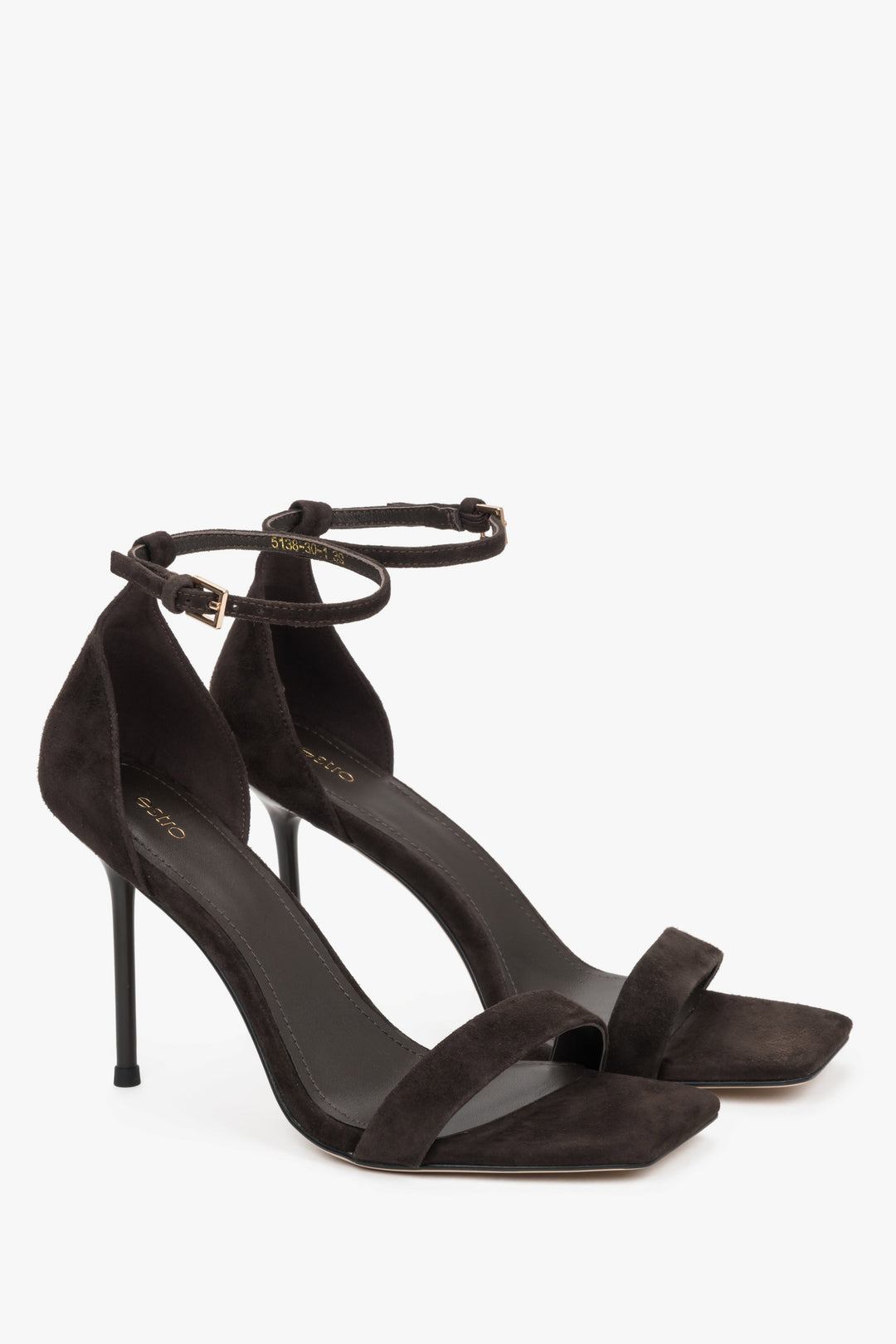 The noble silhouette of a 10.5 cm stiletto heel and a matte finish in genuine velour with a deep brown tone.