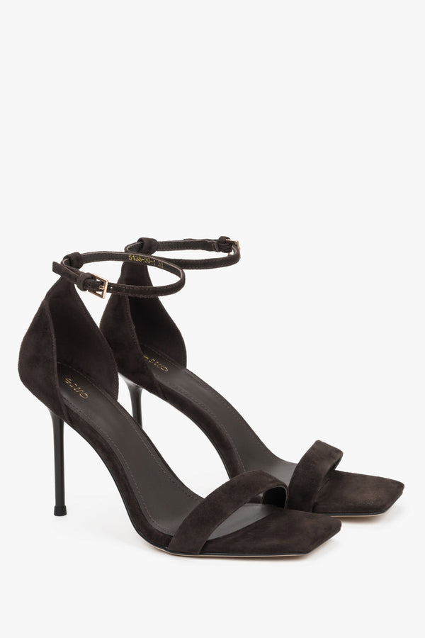The noble silhouette of a 10.5 cm stiletto heel and a matte finish in genuine velour with a deep brown tone.