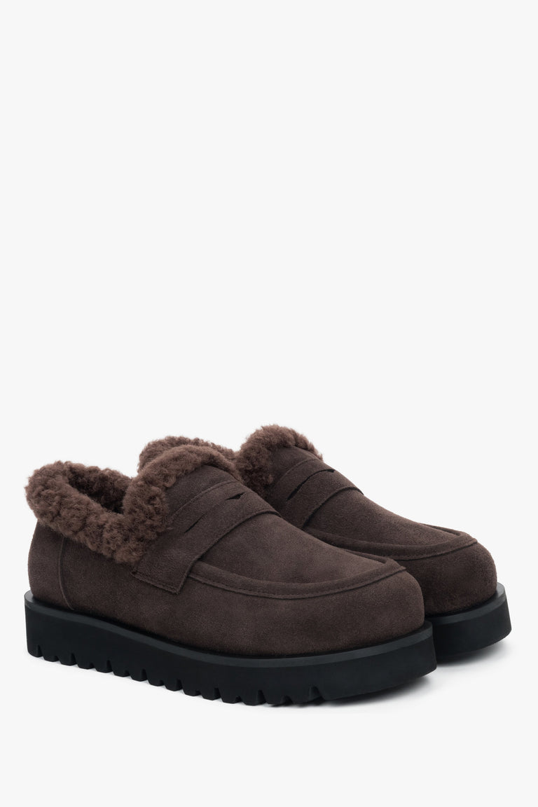 Dark brown women’s loafers in soft natural velour with plush fur lining for ultimate winter comfort.