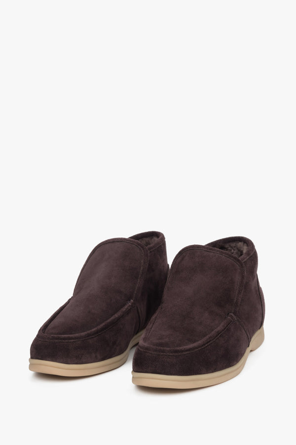 Elegant dark brown velour loafers with flannel lining for extra warmth and comfort.